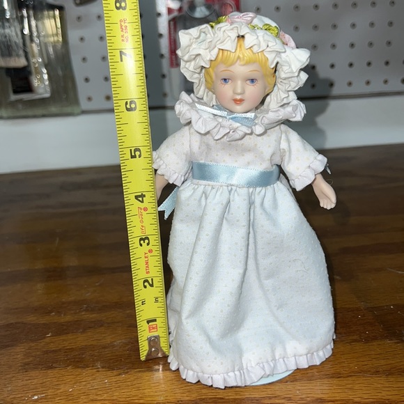 Avon 1983 Porcelain Collectible Doll Blue Dress Victorian Style On Stand - Picture 12 of 13